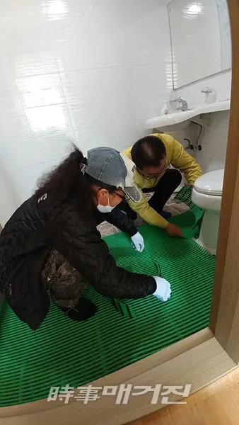 김재균 보성읍장은 “오늘 전달 된 미끄럼방지매트가 경로당 이용어르신들의 생활에 도움이 되길 바라며, 앞으로도 주민들의 환경을 개선하는데 더 노력하겠다.”고 말했다. (사진_보성군 제공)
