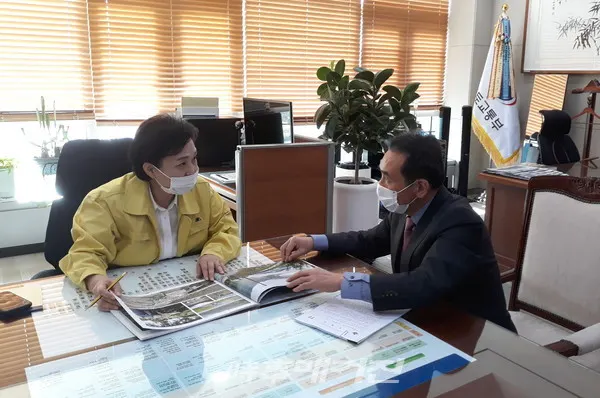 수해대응 국회, 청와대, 감사원 등방문  김현미 국토부 장관과 황숙주순창군수와의면담(사진_순창군청)