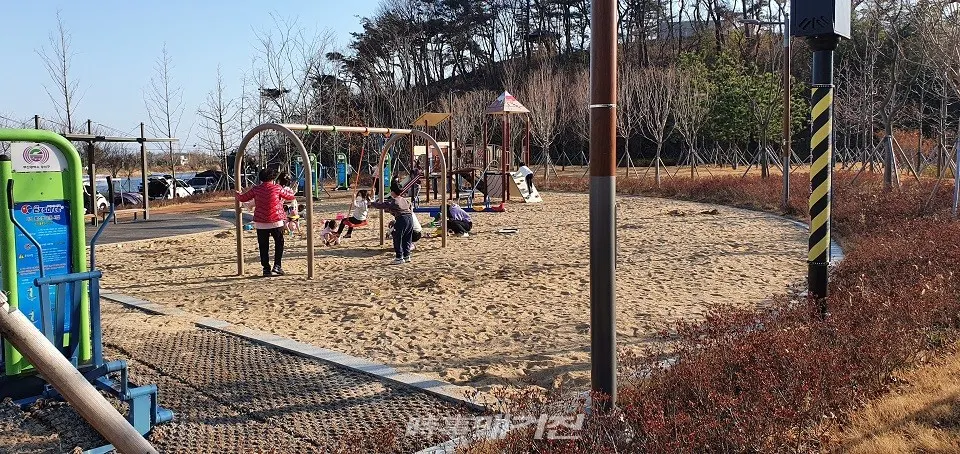 21일 오후 따뜻하고 포근한 주말 봄기운 이 감도는 날씨에 삼삼오오 가족들과 나들이를 즐기기 위해 많은 인파가 찾는 둔치도 조만강에 한가로이 아이들이 그네도 타고 흙을 만지며 오후를 즐기고 있다.(사진_한창기 기자)