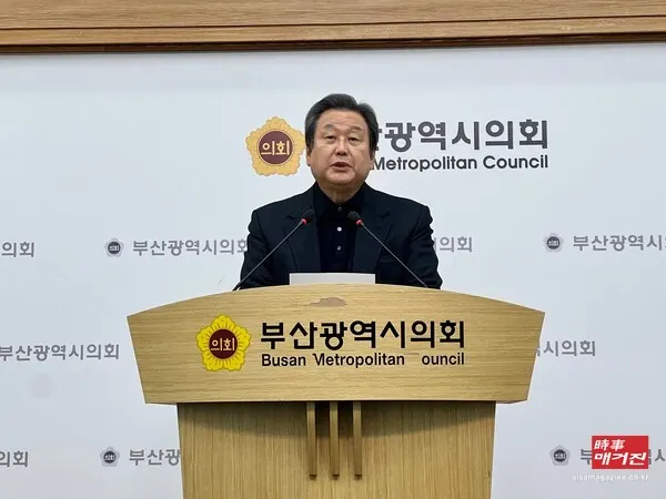 부산시의회에서 기자회견을 열고 총선 출마를 밝히는 김무성 전 새누리당(국민의힘 전신) 대표. (사진_뉴시스)