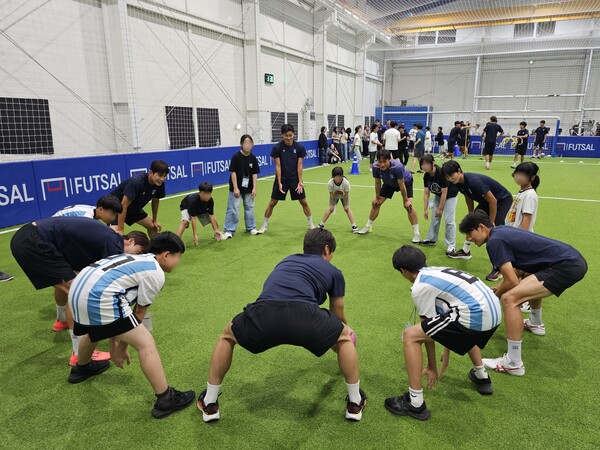 '도시철도로 찾는 나의 꿈' 프로그램 중 부산교통공사 축구단 선수들과 축구교실 참여. (사진_부산교통공사)