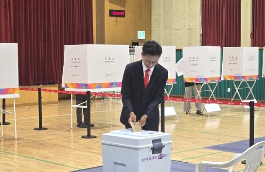 김병삼 국민의힘 영천시장 후보가 제9회 전국동시지방선거 사전투표 첫날인 29일 오전 영천시 영동중학교에 마련된 사전투표소를 찾아 투표를 하고 있다. (사진_김병삼 후보 캠프 )