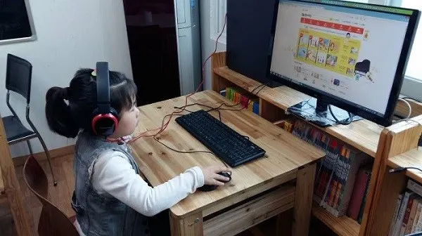 희망이음이 후원한 PC를 통해 온라인 교육강좌를 수강하고 있다. (사진=희망이음 제공)