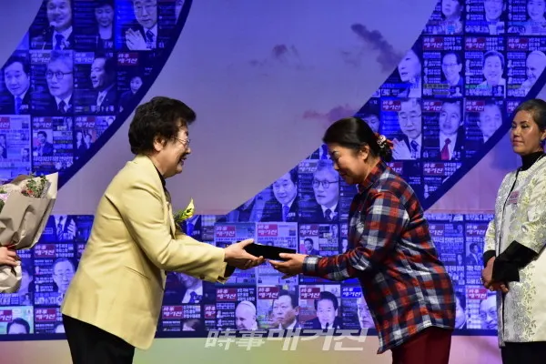 송순단 국가무형문화재 72호 진도 씻김굿 전수조교(오른쪽)가 수상 중이다.