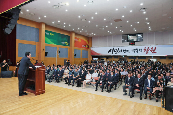 1일 강기윤 창원특례시장이 창원시청 시민홀에서 열린 민선 9기 제5대 창원특례시장 취임식에서 참석자들에게 시정 운영 방향을 밝히고 있다.(사진_창원시)