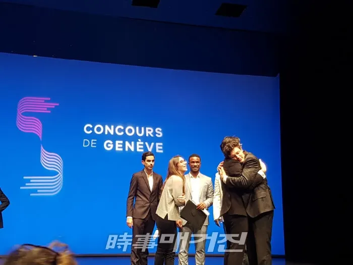 클라리넷 부문 우승자 Kevin Spagnolo와 작곡가 최재혁이 우승을 축하하며 포옹하고 있다. (11/14 제네바) (사진=제네바 국제 콩쿠르)