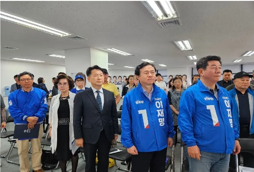 모두의나라위원회 전진대회 모습(앞줄 오른쪽에서부터 박재호 전 의원, 김영춘 전 해수부장관, 고영인 모두의나라위원회 위원장, 김명신 상임고문, 조용우 모두의나라 부위원장.(사진_주최측 제공)