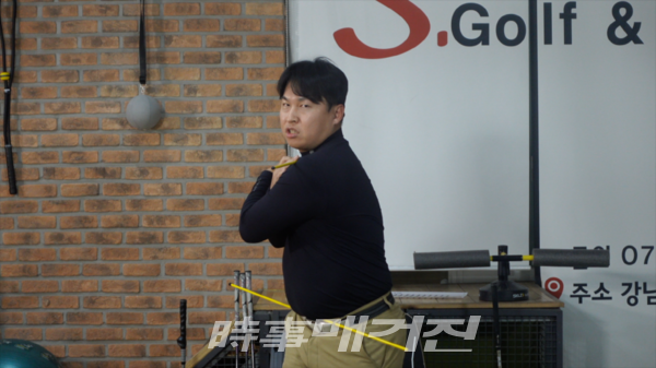 상체가 회전할 때, 하체가 따라가지 않고 견고하게 지지한다. /사진_에스골프아카데미