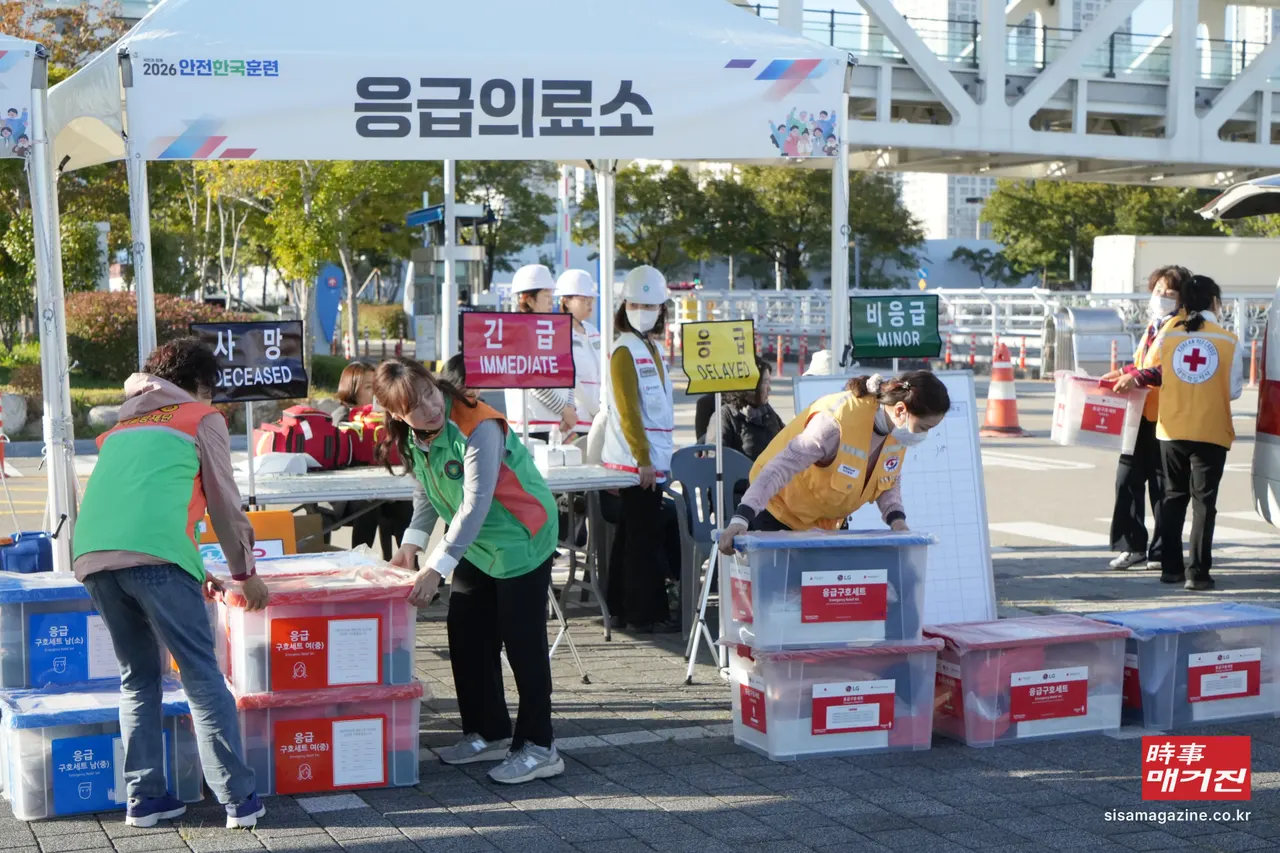 28일 부산항 국제여객터미널 일원에 마련된 '2026년 재난대비 안전한국훈련' 응급의료소에서 관계자들이 재난 상황에 대비해 응급구호세트를 정리하고 현장 지원을 준비하고 있다.(사진_부산항만공사)