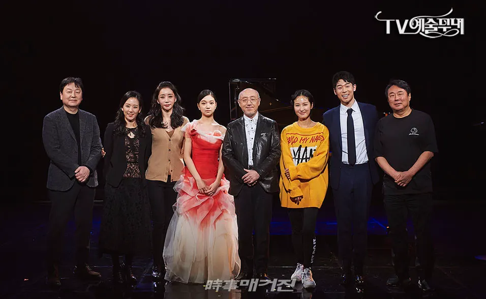 왼쪽부터 한봉근PD, 비올라 이수민, 바이올린 신지아, 고소현, 피아노 유키 구라모토, 소프라노 박혜상, 바이올린 대니 구, 피아노 김광민 (사진=MBC TV예술무대)