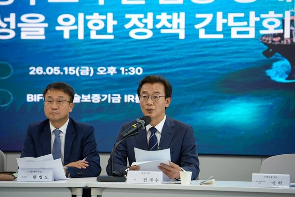 15일 전재수 부산시장 후보와 더불어민주당 지도부, 부산 금융권 관계자들이 부산 국제금융센터에서 열린 정책 간담회에서 50조 원 규모 동남투자공사 설립과 지역 금융 생태계 강화 방안을 논의하고 있다.(사진_선거캠프)