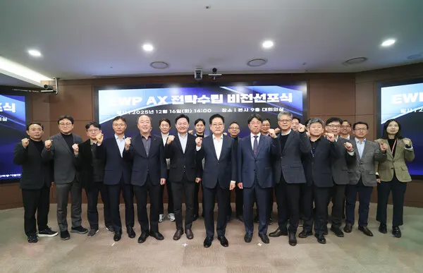16일 오후 2시 울산 본사에서 권명호 한국동서발전 사장(가운데), 서병기 유니스트 U미래전략원장(가운데에서 오른쪽) 및 임직원들이 'AX전략수립 비전 선포식' 후 기념사진을 촬영하고 있다.(사진_동서발전)