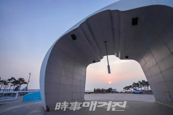 낭만적인 노을을 감상할 수 있는 경인아라뱃길 정서진 드라이브_(사진_권다현)
