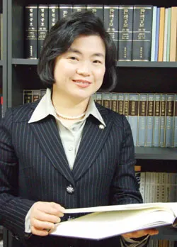 ▲ 박순덕 대표변호사는 고객과의 원활한 의사소통을 통해 보다 전문적인 법률서비스를 제공하기 위해서 소송을 진행할 경우 법원에 제출하는 소장 등 모든 서류를 의뢰인에게 먼저 보여준 후 충분한 상의를 거쳐 제출하는 것을 원칙으로 하고 있다고 전했다.