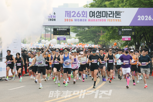 제26회 여성마라톤 출발선에서 출발을 시작하는 참가자들 (사진_서울시 체육회 제공)
