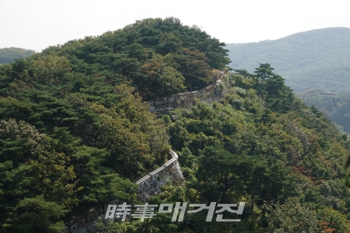 남한산성의 성곽은 백제 온조왕 당시 축성을 시작하여 조선 인조에 완성에 됐다.