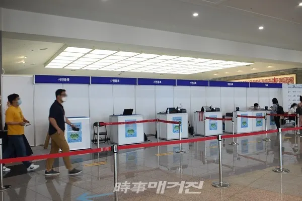 2020 제주카페스타 한국수자원학회 학술발표회 - 접수대(행사참가자와 일반인 공간 분리 및 진입 차단) 방역강화 (사진- 제주국제컨벤션샌터)