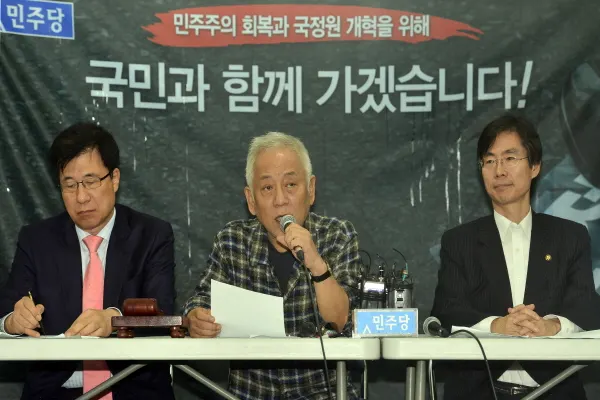 민주당 김한길 대표가 13일 오전 서울 중구 서울광장 천막당사에서 열린 민주당 최고위원회의에서 모두 발언을 하고 있다.