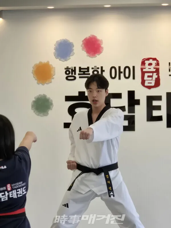 수련생들을 지도하고 있는 효담태권도 김대연 관장 (사진_효담태권도 제공)