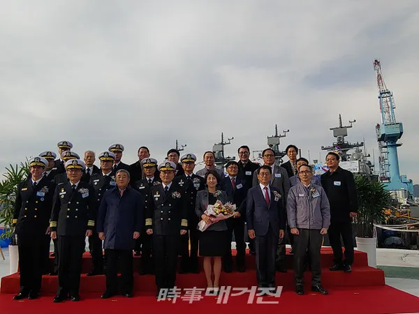 12월 13일, 부산 한진중공업 영도 조선소에서 열린 해군의 200톤급 신형 고속정(PKMR) 4척의 진수식에서 주요 내빈들이 기념사진을 촬영하고 있다.(사진_송상교기자)