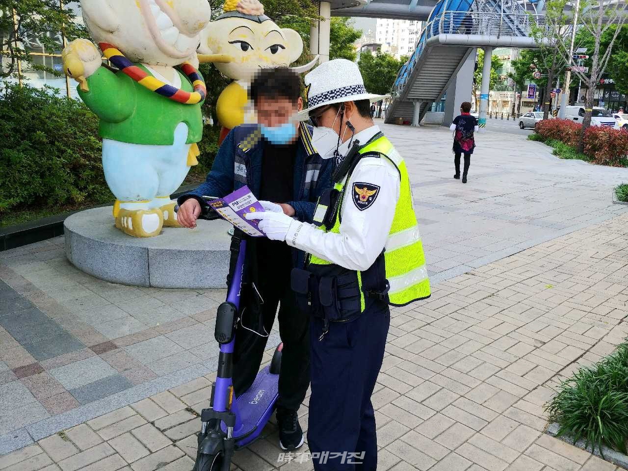 부산경찰청은 PM(개인형 이동장치) 운전자의 안전을 강화한 도로교통법이 내일부터 시행함에 따라 홍보와 계도·단속 활동을 강화한다.(사진_부산경찰청)