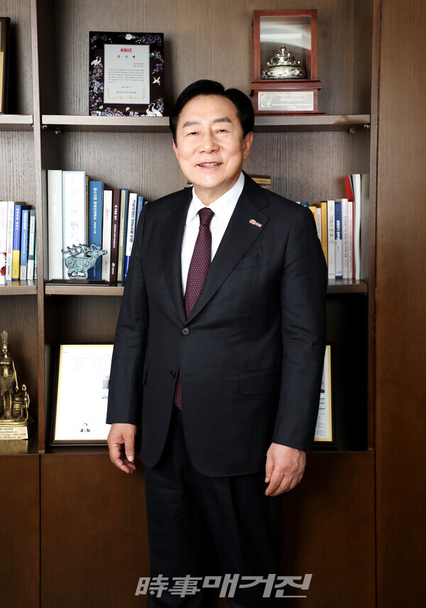 중소기업중앙회 회장 김기문김기문 회장은 1988년 시계 브랜드 ‘로만손’을 창업해 연 매출 1,000억 원대 기업으로 성장시켰다. 2016년에는 주얼리‧패션기업 ‘제이에스티나’로 사명을 바꾸고 2019년까지 회장직을 맡았다. 2007~2018년까지 8년에 걸쳐 제23‧24대 중소기업중앙회장을 맡아 조직을 이끌었다. 2006~2008년에는 개성공단기업협회 초대회장을 역임했다. 2019년 제26대 중소기업중앙회장으로 당선되며 첫 3선 회장이 됐다.(사진_중소기업중앙회)