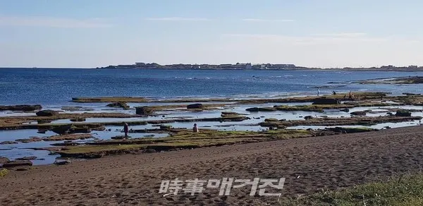 광치기 해변, 멀리 섭지코지가 보인다