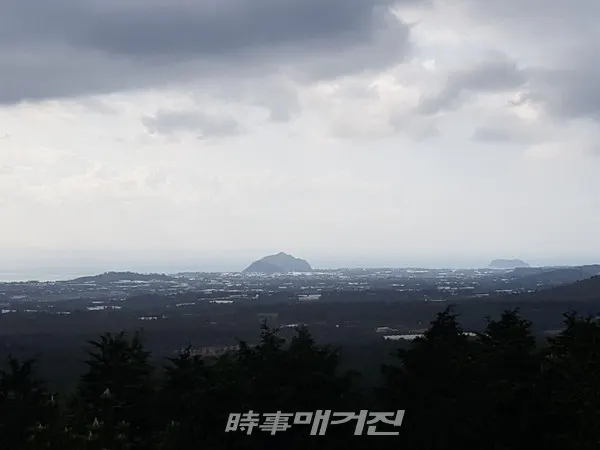 오름 남쪽 바다쪽에 숲섬과 문섬이 보인다 (사진-김광수 기자)