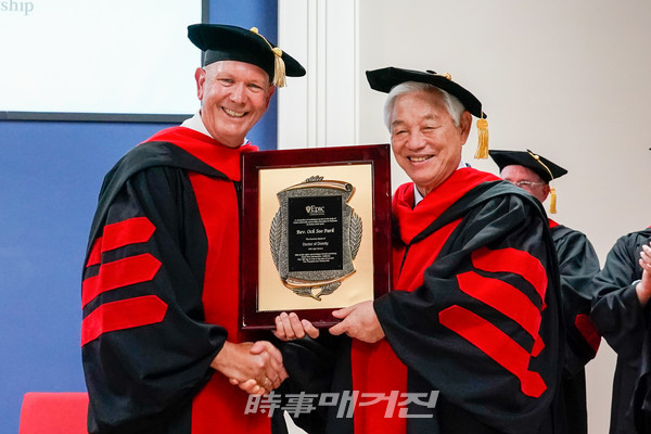 로널드하든에픽신학대학교 총장으로터 명예박사학위를 받는 박옥수 목사(사진_기쁜소식 선교회)
