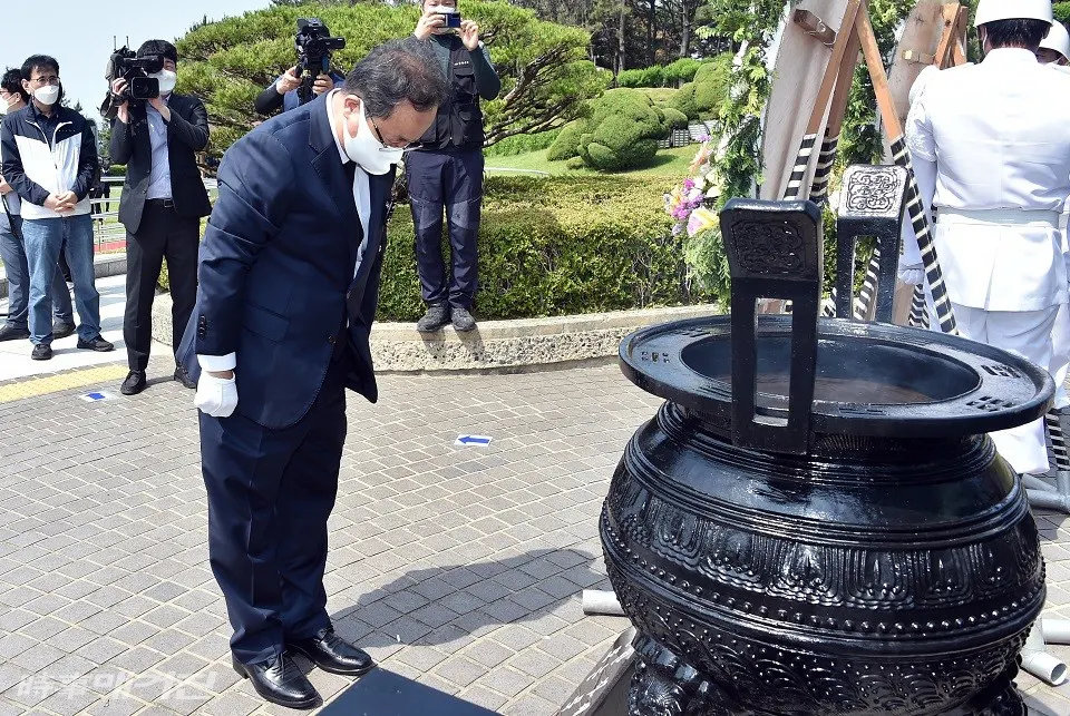 김석준 교육감, ‘제66회 현충일 추념’ 행사에서 헌화와 분향하는 모습.(사진_부산교육청)