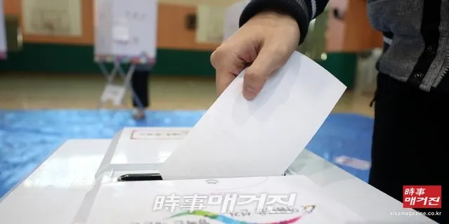 4.3 보궐선거가 실시된 3일 오전 경남 창원시 안민초등학교에 마련된 성주동 제4투표소에서 유권자가 소중한 한표를 행사하고 있다.(사진_뉴시스)