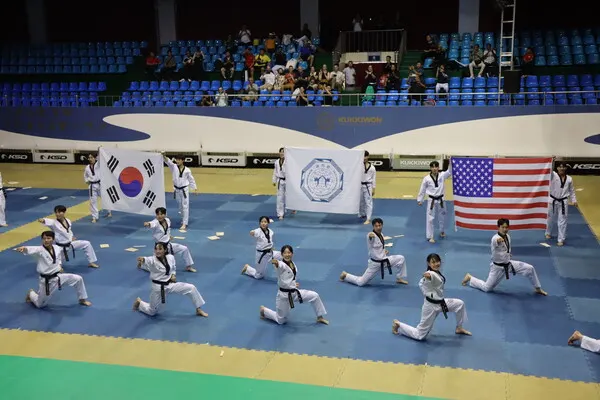 미국 텍사스주 방한단을 환영하는 시범공연을 국기원 태권도시범단이 펼쳐보이고 있다. (사진_국기원)