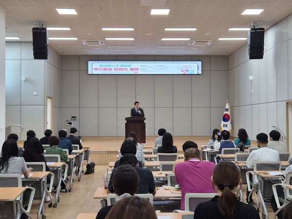 부산 강서구 지역사회보장협의체 위원들이 생성형 AI를 활용한 복지 홍보 콘텐츠 제작 역량강화교육에 참여해 강의를 듣고 있다.(사진_부산 강서구)
