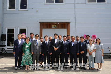 법무부 일자리 우수기업 100호 인증식 단체 사진. 왼쪽에서 4번째가 최영승 한국법무보호복지공단 이사장, 6번째가 송중일 법무부 범죄예방정책국장 (사진_한국법무보호복지공단 제공)