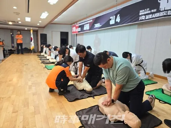 명예 강사 심폐소생술을 위한 교육 모습 (사진_이재욱 기자)