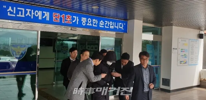 충북 제천 경찰서에서 차량으로 이동 중인 마이크로 닷 아버지(사진_김성민 기자)