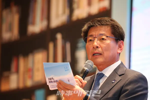 서삼석 국회의원이 시를 낭독하고 있다.(사진_서삼석 의원실)