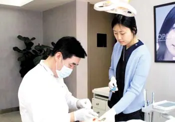 ▲ 환자를 따뜻한 손길로 치료하는 명의 모습