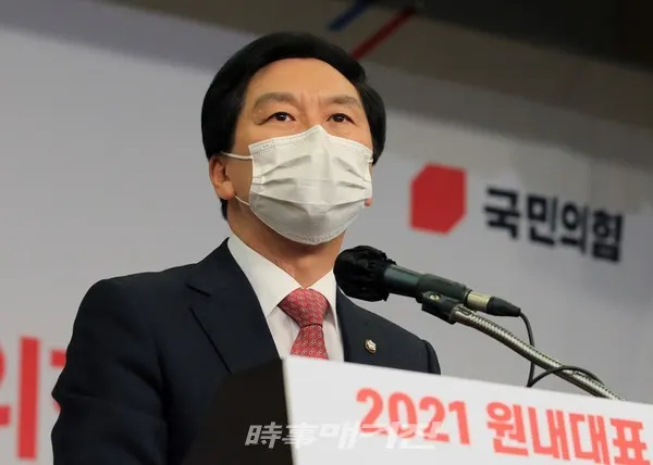 김기현 국민의힘 신임 원내대표가 지난달 30일 서울 여의도 국회도서관 대강당에서 열린 국민의힘 원내대표 선출을 위한 의원총회에서 당선소감을 밝히고 있다. 김 원내대표는 “지금은 우리가 다시 상승할 것이냐 침몰할 것이냐를 결정해야 하는 시점이며, 목숨 걸고 앞장서서 싸울 것은 싸우고 지킬 것은 지키겠다”고 소감을 밝혔다.(사진_공동취재사진)