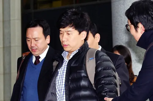 ▲ 서울시 공무원 간첩 사건의 피고인인 유우성 씨가 참고인 신분으로 조사를 받기 위해 12일 오후 서울 서초구 서울고등검찰청으로 들어서고 있다.