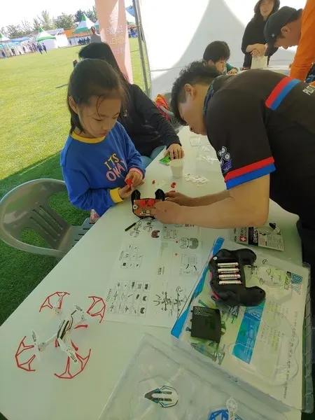 드론 레이싱·축구 경진대회, 드론낚시, 드론 풍선터트리기 체험 등 시민이 즐길 수 있는 프로그램으로 다채롭게 구성됐다.사진은 자녀와 부모가 함께하는 드론제작 체험 모습이다.(사진_송상교기자)