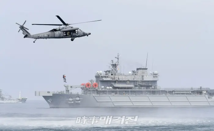 ▲ 18일 동해 인근 해상에서 실시된 해군_공군_해경 '해상 조난자 합동 탐색구조훈련'에서 공군 헬기(HH-60)가 구조용 줄(Hoist)로 항공구조사를 투입하고 있다.(사진_대한민국해군)