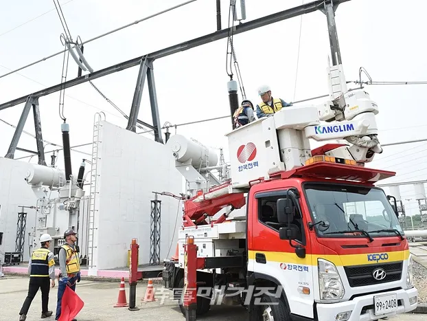 ▲ 전력설비 테러화재대응 실제훈련 모습. 한국전력은 30일 경기도 시흥시 345kV 신시흥변전소에서 ‘전력설비 테러·화재대응 실제훈련’을 실시했다.(사진_한국전력)