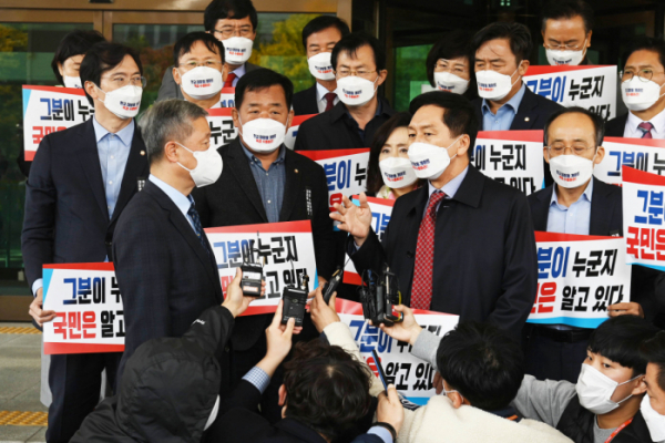 국민의힘 김기현 원내대표가 22일 대검찰청 앞에서 박성진 대검차장에게 대장동 개발특혜 의혹과 관련 엄중한 수사를 촉구하고 있다.(사진_국회사진기자단)