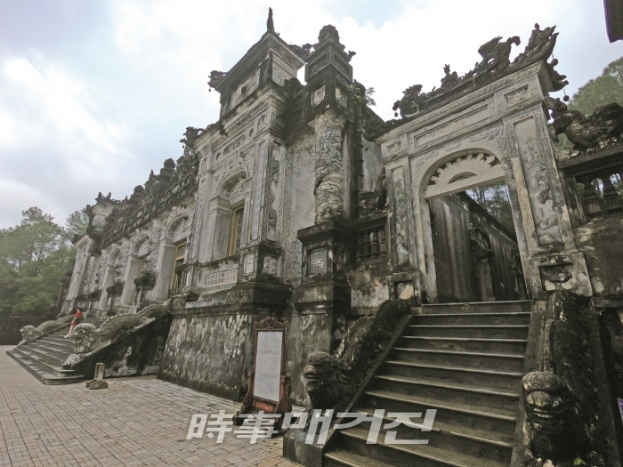베트남의 전통적 건축물과는 다르게 특이하고 이국적인 느낌이 물씬 드는 카이딘왕릉