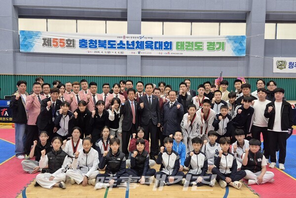 경기를 마치고 전국소년체전 출전 선발 선수 지도자 충청북도태권도협회 임원, 심판원들이 기념촬영을 하고 있다. (사진_이성만 기자)