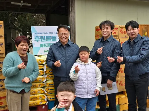 한국환경보전원 신진수 원장(왼쪽에서 두번째)과 임직원들이 6일 사회복지시설 '소망의 집'을 방문해 생필품 등을 전달했다.(사진_한국환경보전원)