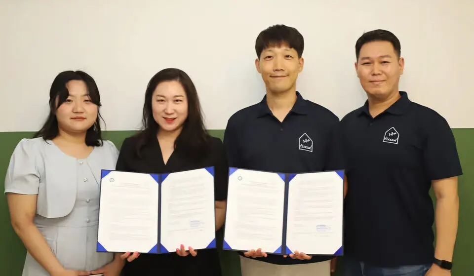 한동대학교와 헤세드 캄보디아가 4월 12일 프놈펜 보리솥 센속에서 글로벌 로테이션 프로그램(GRP) 운영을 위한 업무협약(MOU)을 체결하고 기념촬영을 하고 있다(사진_헤세드 캄보디아)