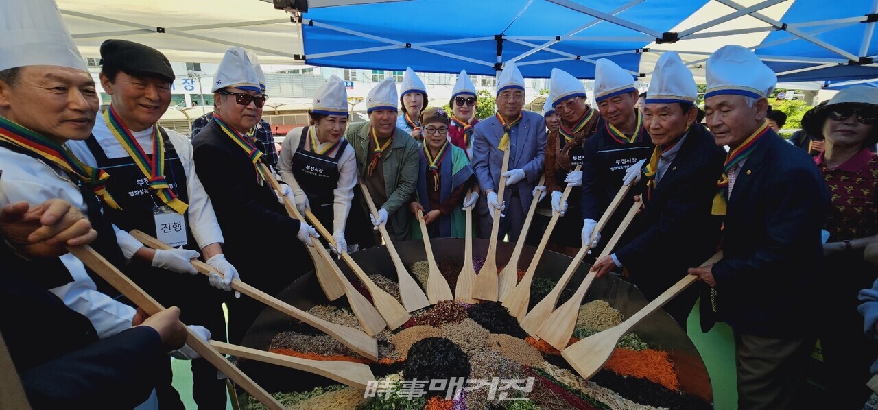 13일 ㈔씨네마틱 그루브 네트워크가 영화 '부전시장'의 크랭크인을 기념해 2024인분 비빔밥 무료나눔 행사를 진행했다. 이날 비빔밥 무료나눔 행사는 정림 한정식의 약선 명인 정영숙 대표가 맡아 진행했다.(사진_정유희 기자)
