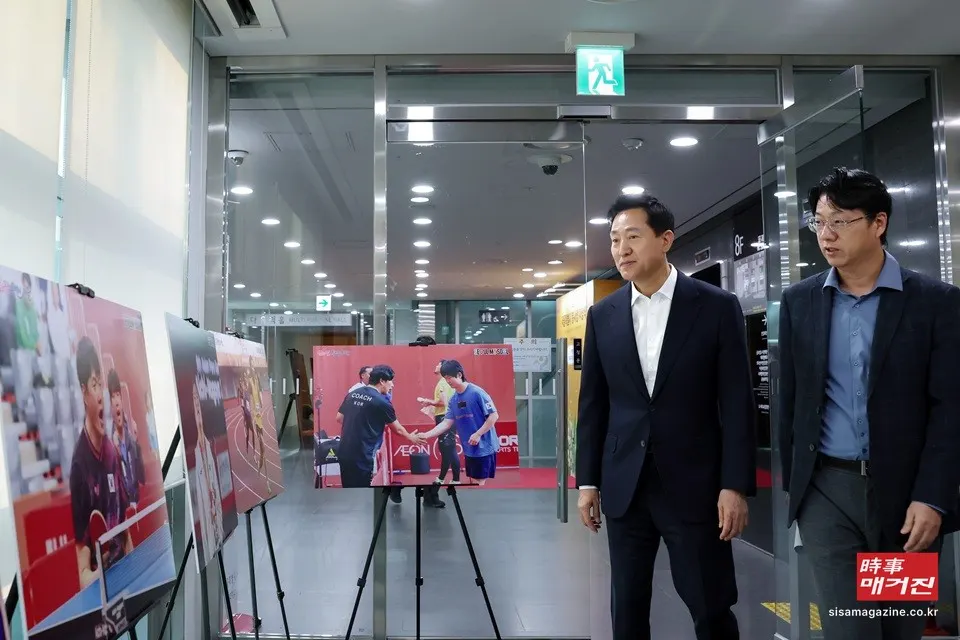 28일 낮 12시 오세훈 서울시장이 서울시청에서 ‘2026 아시안패러게임’에 출전한 서울시청 소속 선수단의 대회 활약상이 담긴 사진을 살펴보고 있다.(사진=서울시)